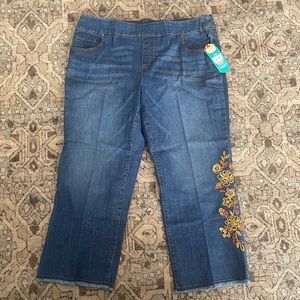 Pioneer Woman Cropped Fringed Bottom Denim Medium Wash Embroided Capri’s Size XL